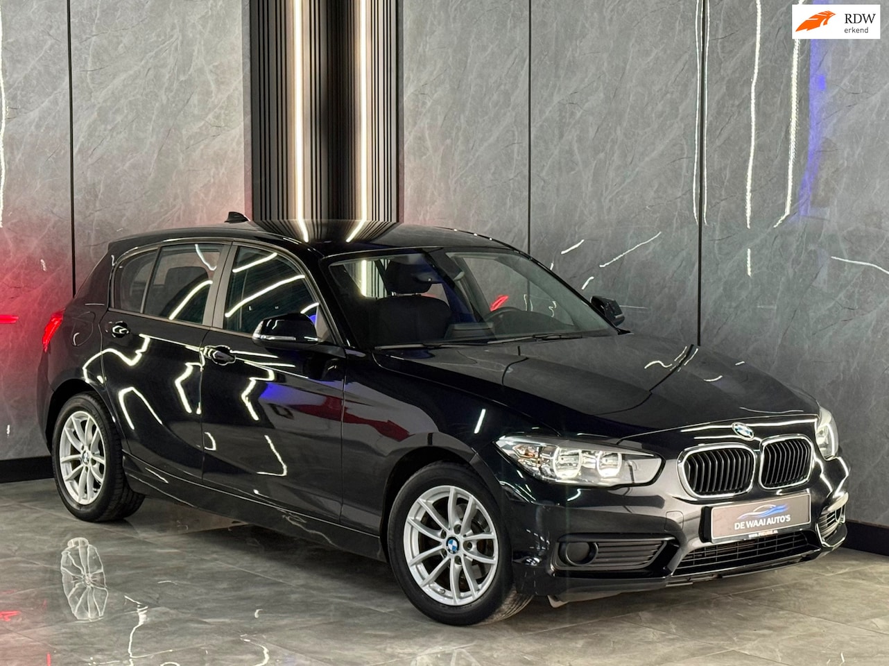 BMW 1-serie - 116d Sport Automaat | Stoelverwarming | LED | Park Sensoren | Velgen | Boekjes - AutoWereld.nl