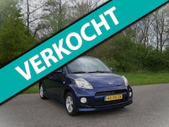 Daihatsu Sirion 2 - 1.3-16V Comfort . AUTOMAAT . Airco . site kirts . Achter spoiler Trekhaak . LMV . enz