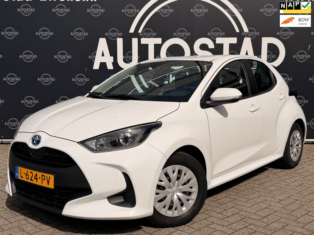 Toyota Yaris - 1.5 Hybrid Active Automaat/NL-Auto/2e Eigenaar/NAP/APK/Navi/Airco - AutoWereld.nl