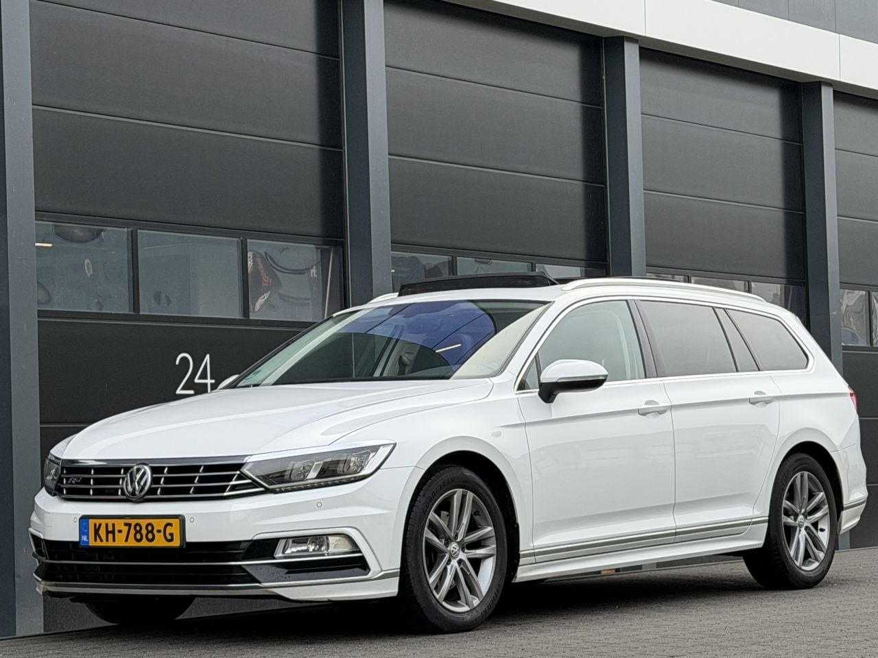 Volkswagen Passat Variant - 1.6 TDI R-Line Pano Virtual-Cockpit EURO-6 - AutoWereld.nl