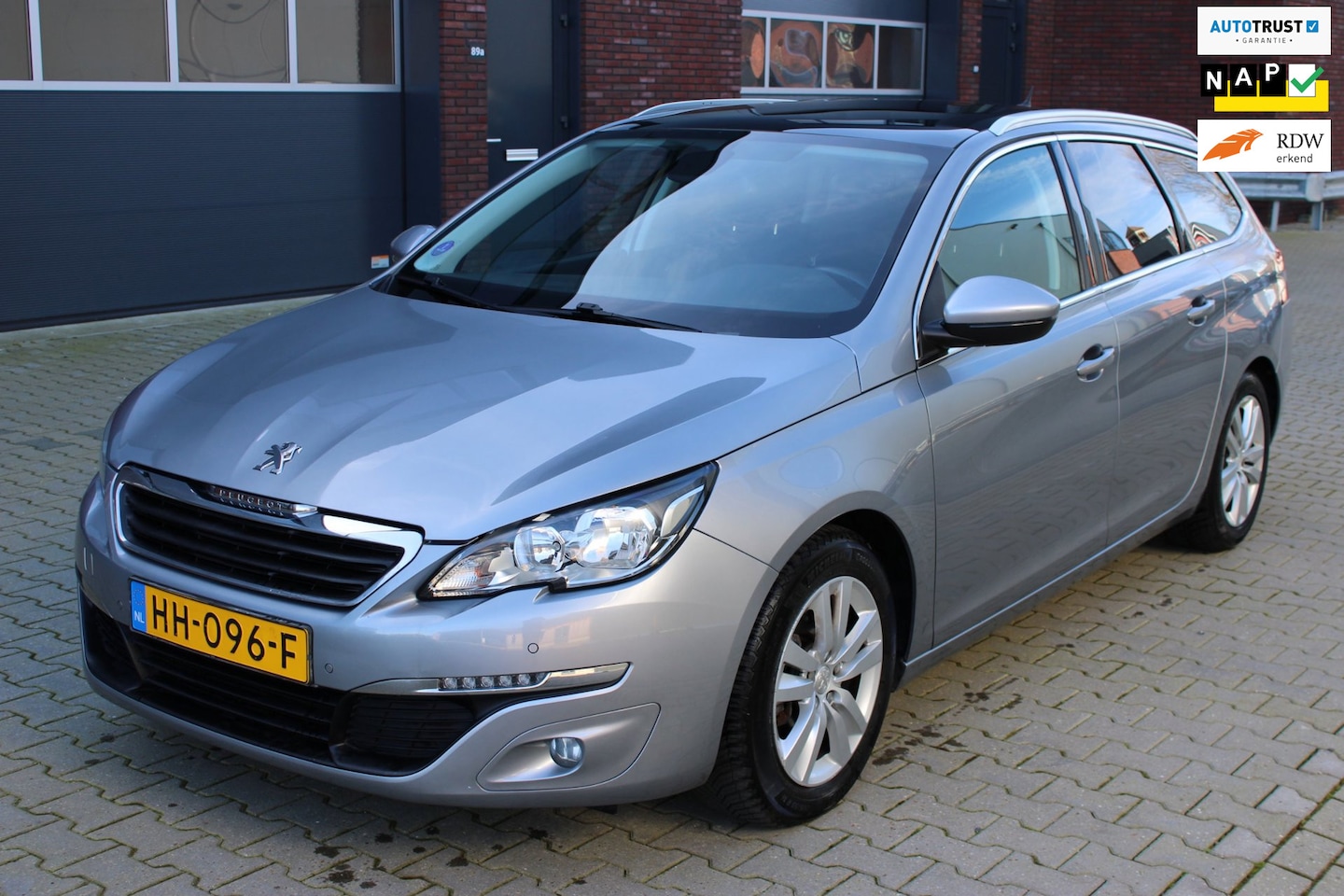 Peugeot 308 SW - 1.2 PureTech Blue Executive pano dak,led, inclusief garantie nw apk - AutoWereld.nl
