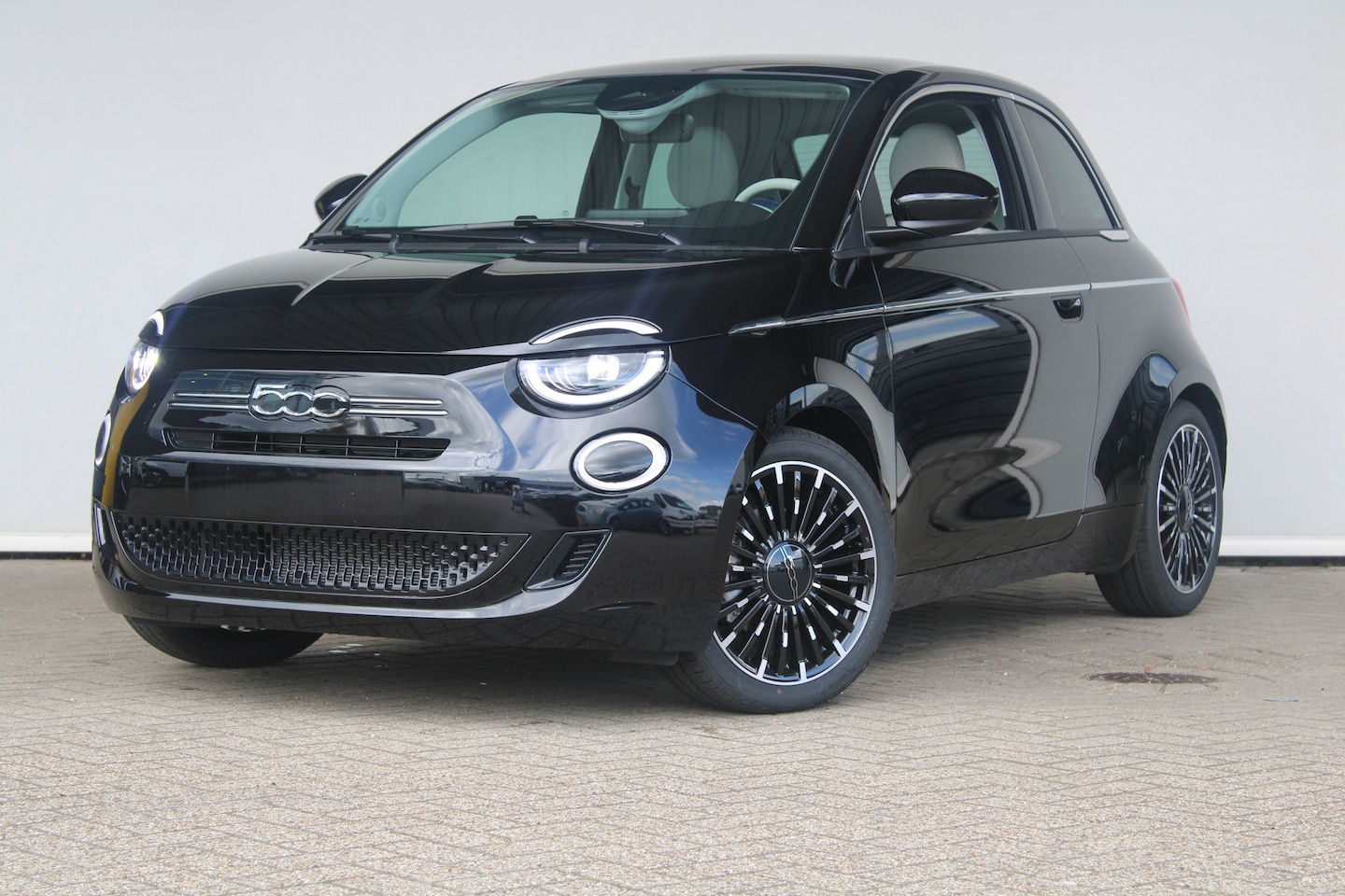 Fiat 500 - La Prima | 8 Jaar garantie | Panorama dak | Camera | Navigatie | Premium audio | Keyless | - AutoWereld.nl