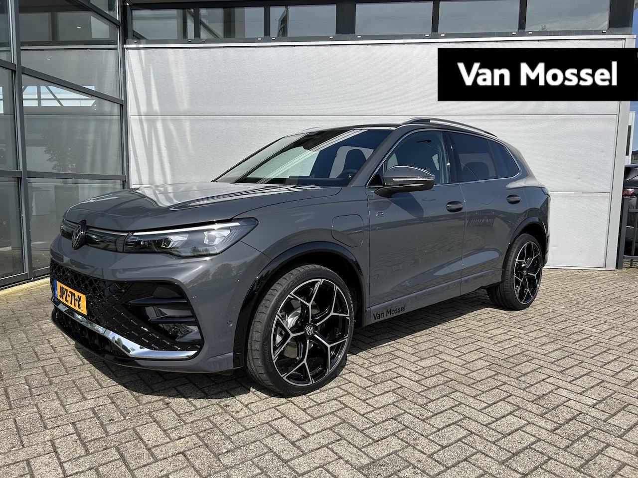 Volkswagen Tiguan - 1.5 eHybrid R-Line Edition 204 PK | Trekhaak | 360 Camera | Stoelverwarming | Apple Carpla - AutoWereld.nl