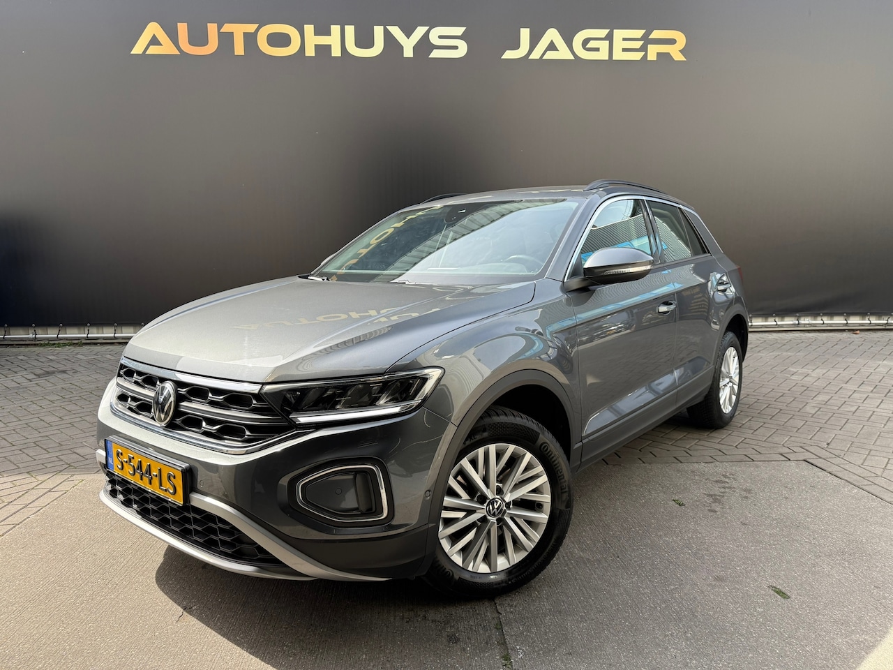 Volkswagen T-Roc - 1.5 TSI Life Business Automaat Carplay Camera Sensoren - AutoWereld.nl