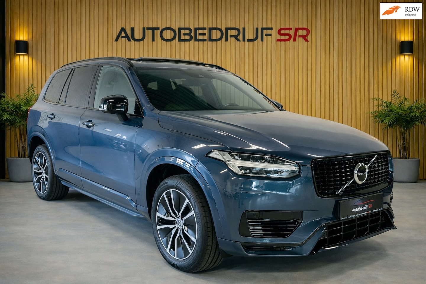 Volvo XC90 - 2.0 T8 Recharge AWD R-Design 455PK! Panoramadak! Trekhaak! Apple Carplay! Elektr Stoelen - AutoWereld.nl