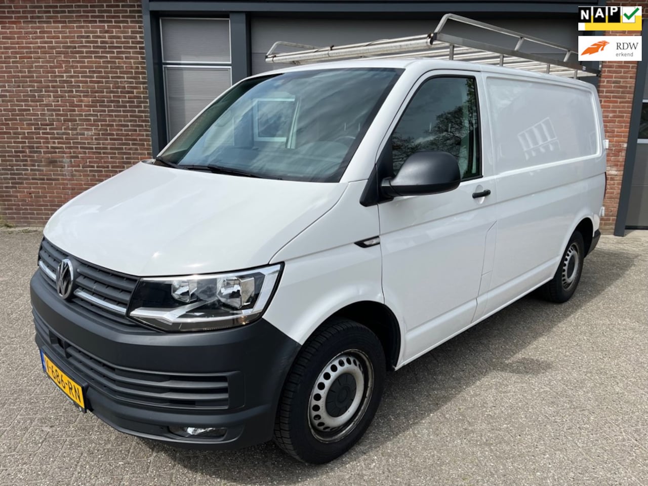 Volkswagen Transporter - 2.0 TDI L1H2 Highline-Carplay-PDC-Navigatie-Cruise control! - AutoWereld.nl