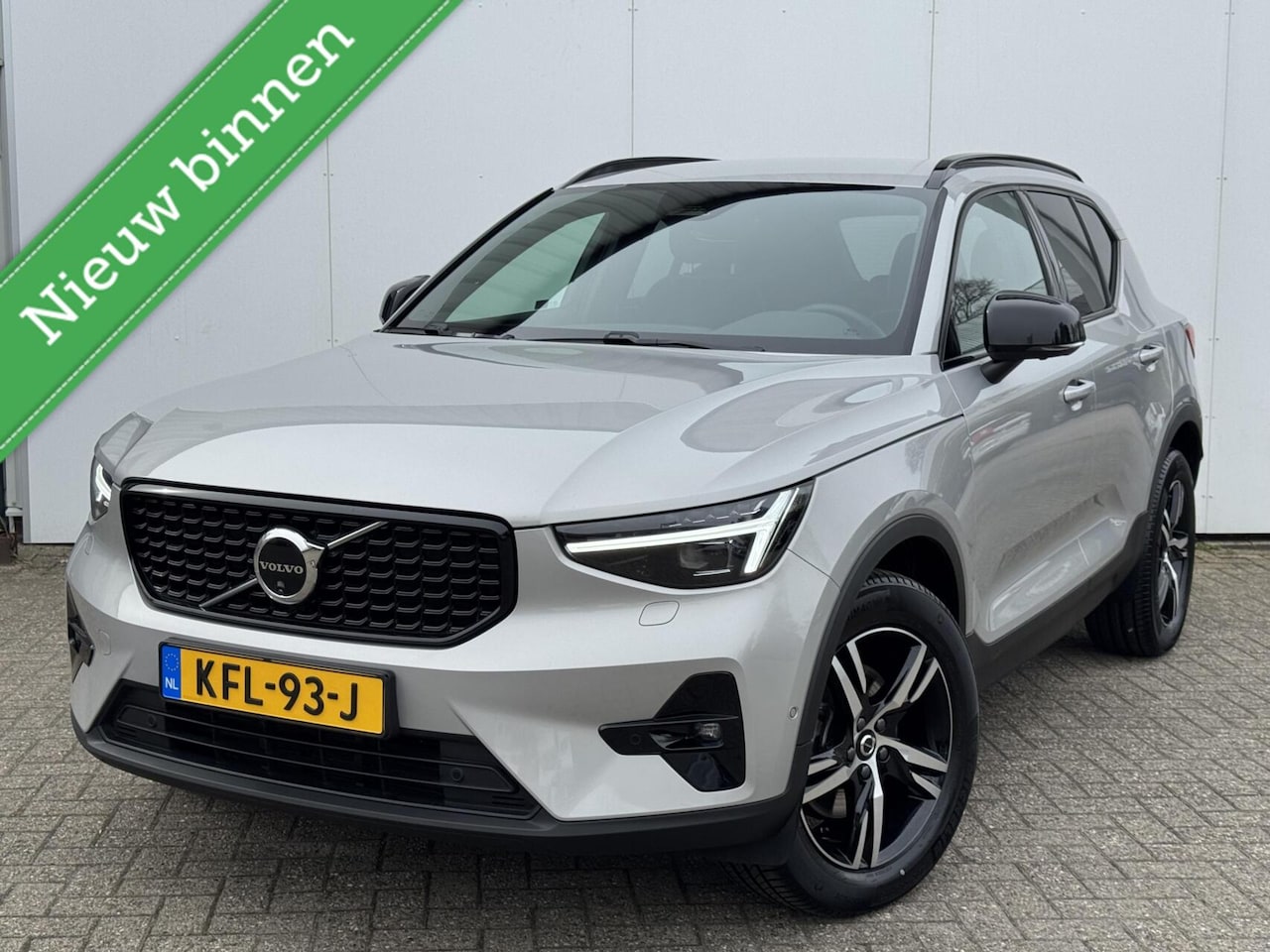 Volvo XC40 - 2.0 B3 Plus Dark| 360 camera|Elek.verstelbare voorstelen|Stoel en stuurverwarming - AutoWereld.nl