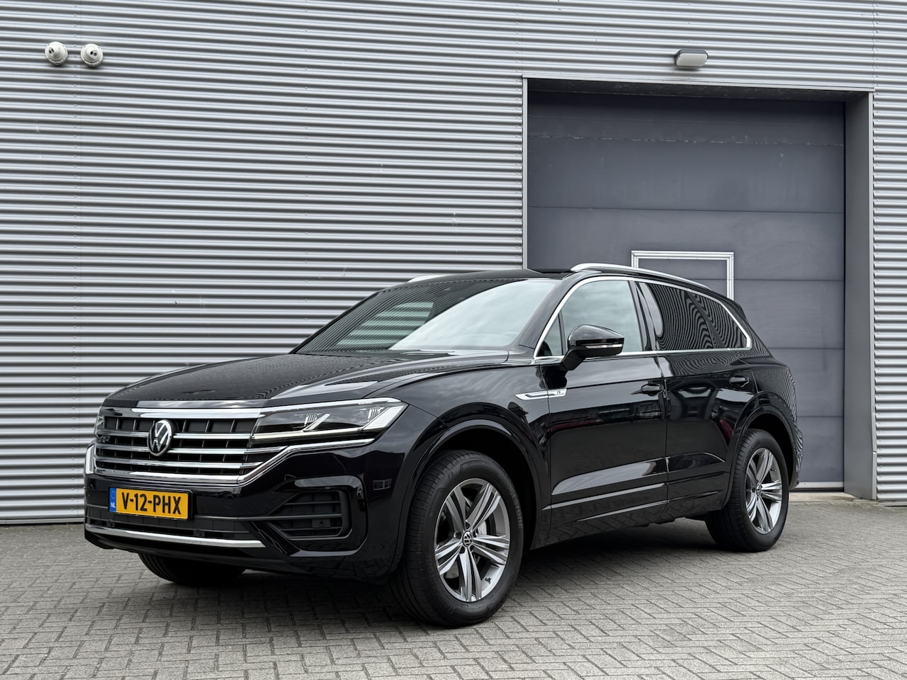 Volkswagen Touareg - 3.0 TDI R-Line I Aut. I Grijs Kenteken I Leder I Navi I 56000 km - AutoWereld.nl