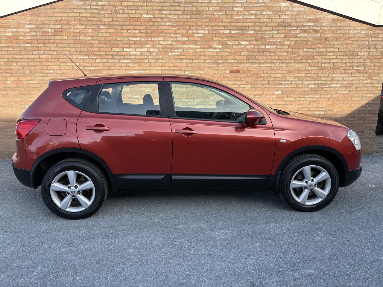 Nissan Qashqai - 2.0 Acenta 4WD Panoramadak. Achteruitrij camera , 4x nieuwe banden - AutoWereld.nl