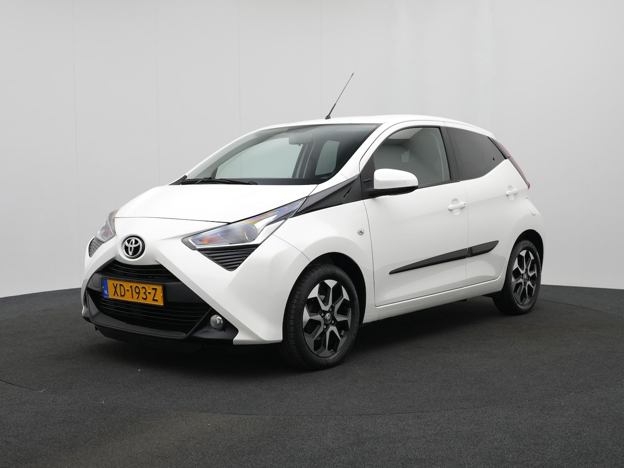 Toyota Aygo - 1.0 VVT-i x-joy | Lichtmetalen velgen | Climate Control | Winterwielen - AutoWereld.nl