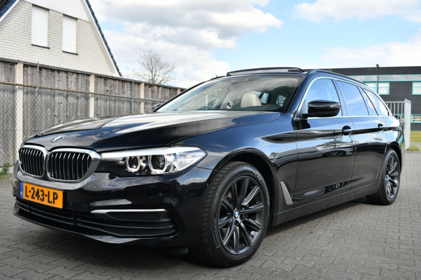BMW 5-serie Touring - 520d High Exe Nette staat Panodak | Leder | Elektr.Trekhaak - AutoWereld.nl