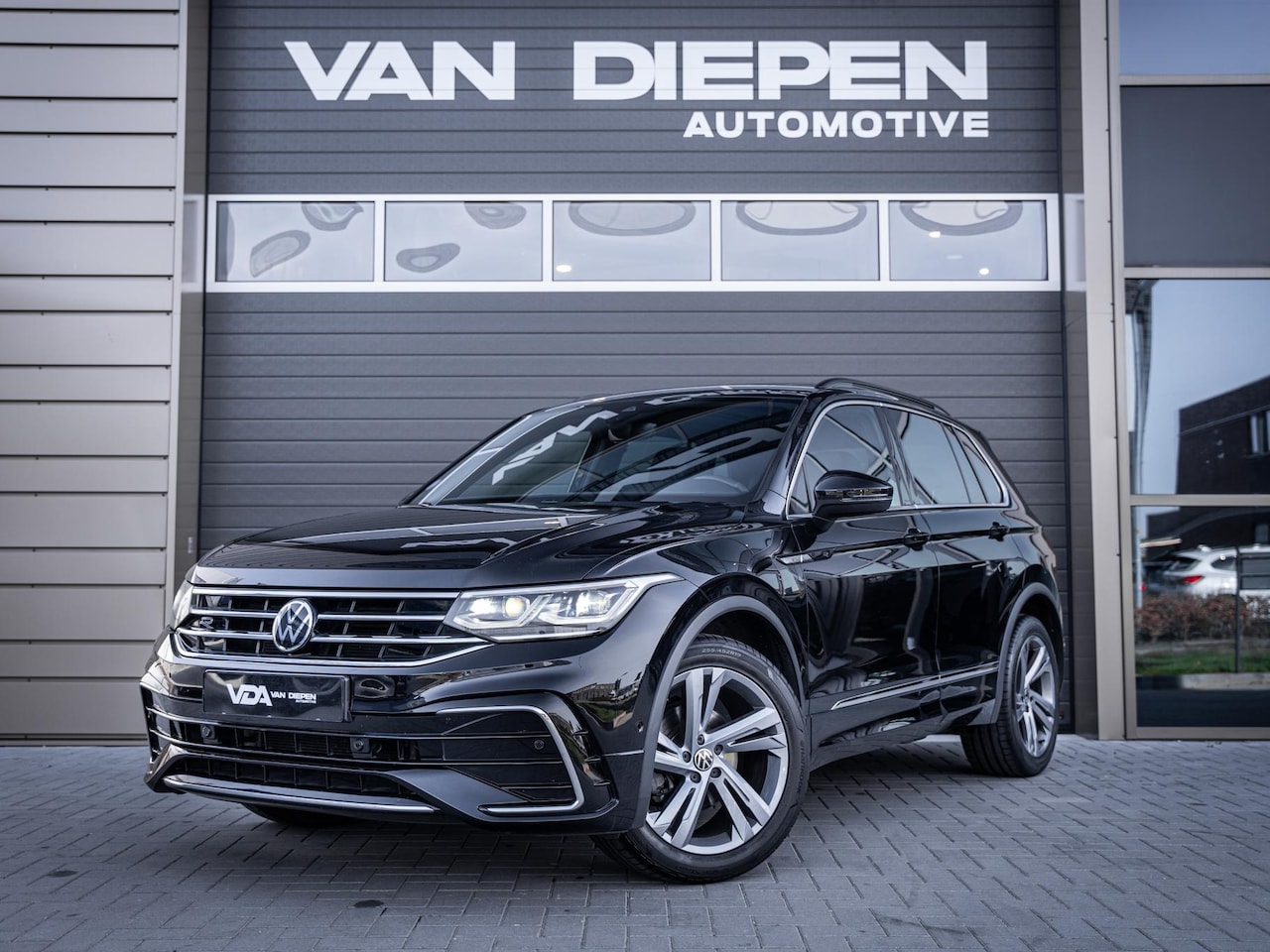 Volkswagen Tiguan - 1.5 TSI R-Line Business+ - Pano l Full Led l Camera l ACC l Auto carplay - AutoWereld.nl