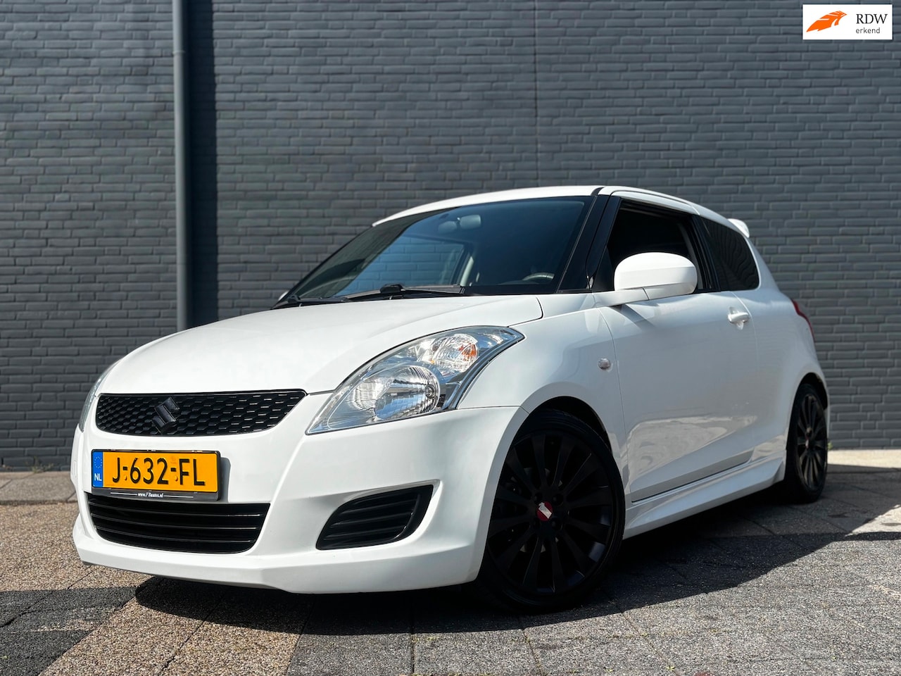 Suzuki Swift - 1.2 Exclusive | Airco | Spoiler & Sideskirts - AutoWereld.nl