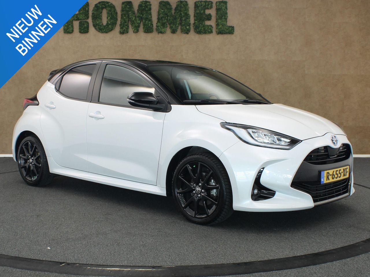 Toyota Yaris - 1.5 Hybrid Bi-Tone - 100% ONDERHOUDEN! - NAVIGATIE - STOELVERWARMING - KEYLESS ENTRY & STA - AutoWereld.nl
