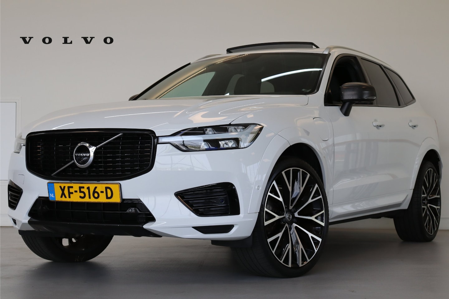 Volvo XC60 - T8 390PK R-Design | 360 | Luchtvering | Getint Glas | Head-Up | Memory - AutoWereld.nl