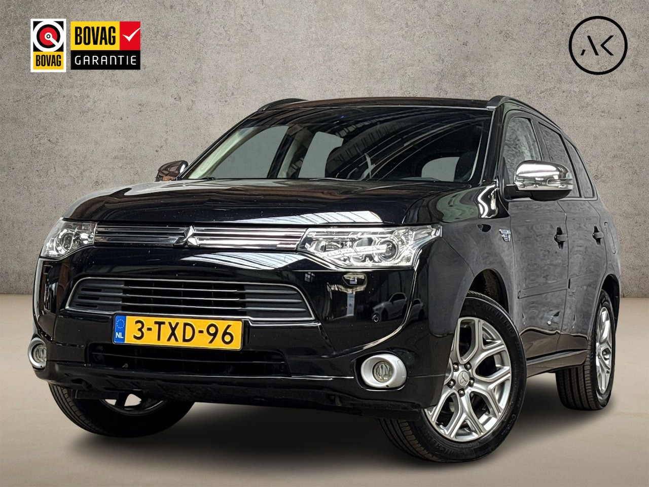 Mitsubishi Outlander - 2.0 PHEV Deluxe 203Pk Automaat (SCHUIFDAK, NAVIGATIE, LEDER, STOELVERWARMING, ELEK SPORTST - AutoWereld.nl