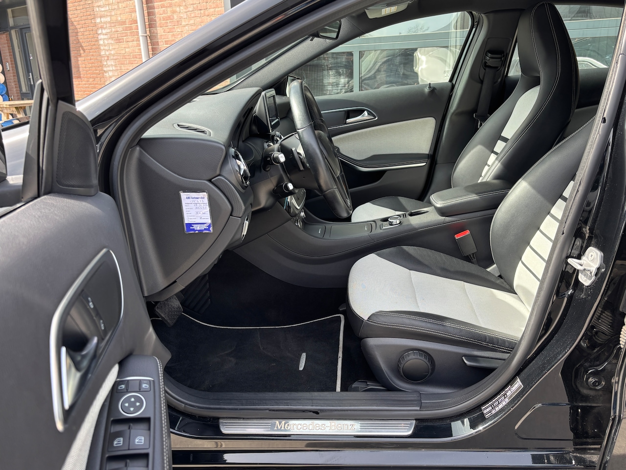 Mercedes-Benz A-klasse - 180 Ambition | Org-NL auto. Trekhaak. Automaat. Xenon. Sportstoelen. Navi.