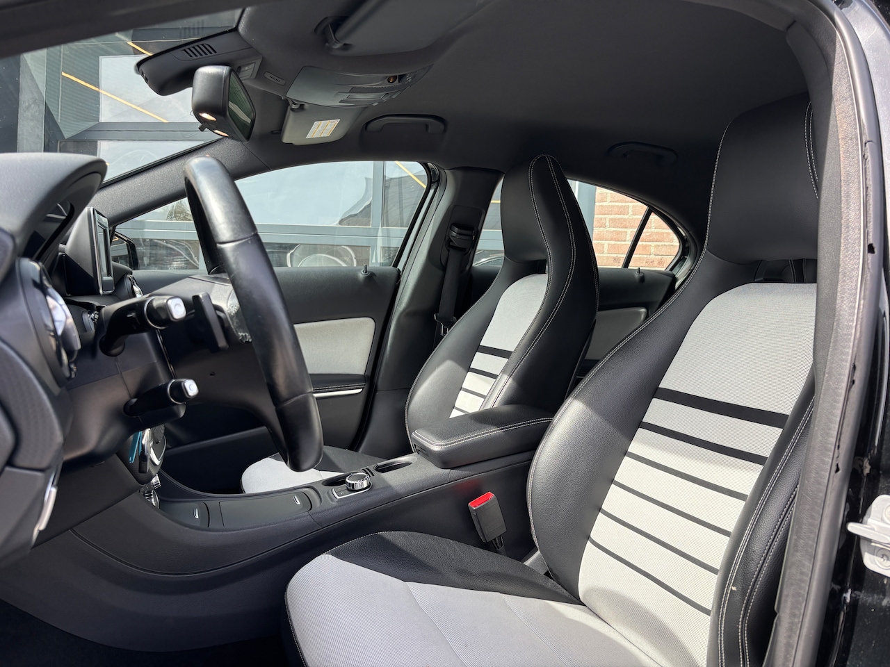 Mercedes-Benz A-klasse - 180 Ambition | Org-NL auto. Trekhaak. Automaat. Xenon. Sportstoelen. Navi.