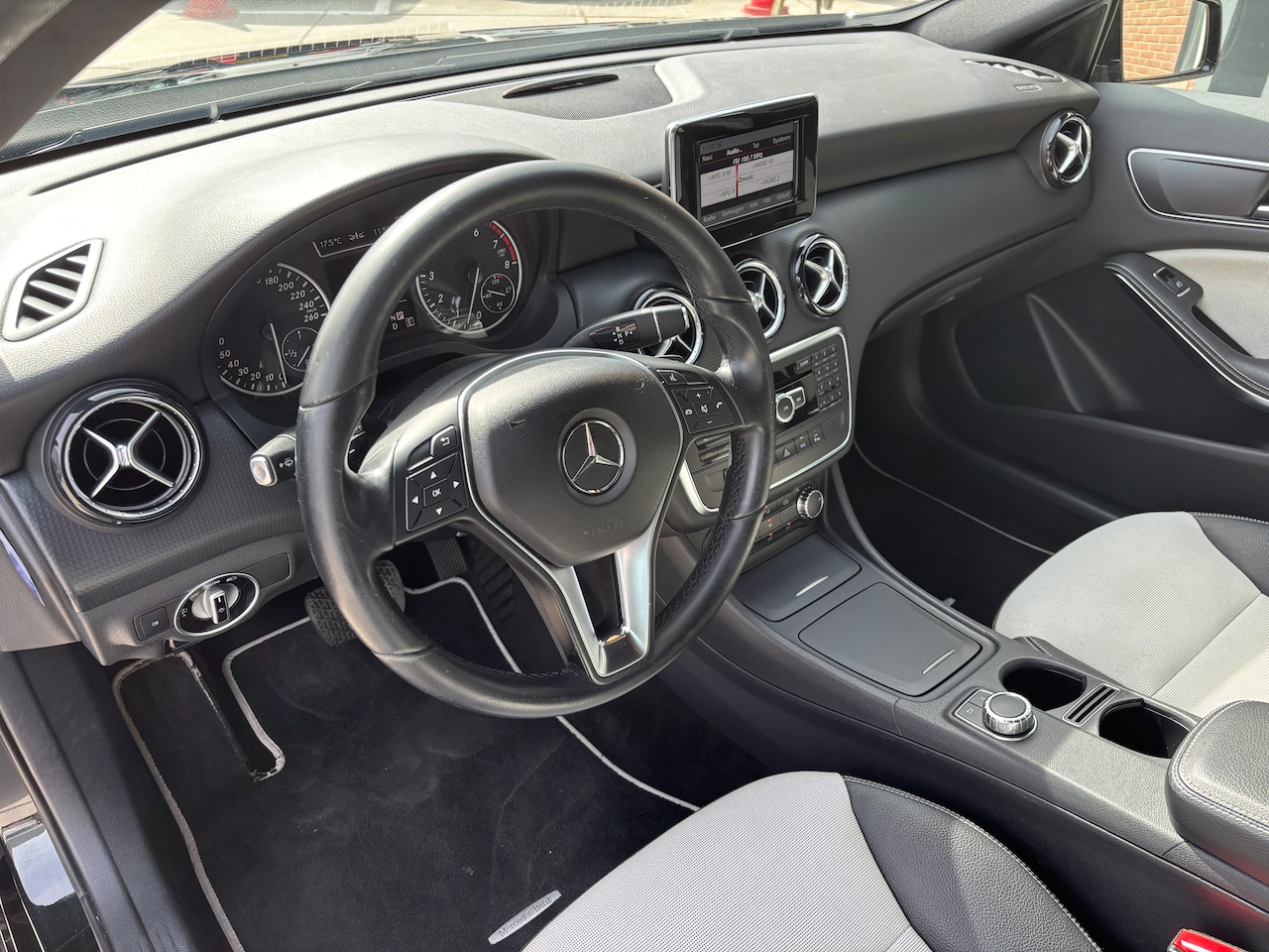 Mercedes-Benz A-klasse - 180 Ambition | Org-NL auto. Trekhaak. Automaat. Xenon. Sportstoelen. Navi.