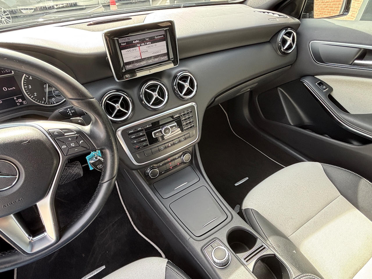 Mercedes-Benz A-klasse - 180 Ambition | Org-NL auto. Trekhaak. Automaat. Xenon. Sportstoelen. Navi.