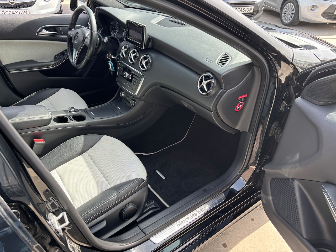 Mercedes-Benz A-klasse - 180 Ambition | Org-NL auto. Trekhaak. Automaat. Xenon. Sportstoelen. Navi.