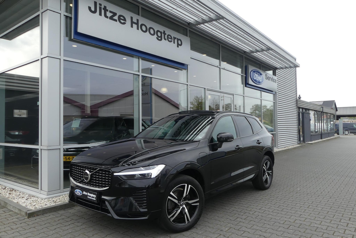 Volvo XC60 - 2.0 T6 Plug-in hybrid AWD R-Design FACELIFT!, ELEKT. TREKHAAK (2.100KG), PANO, WINTER PACK - AutoWereld.nl