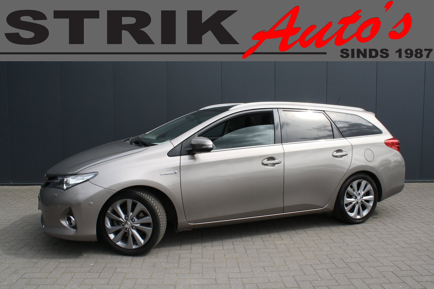 Toyota Auris Touring Sports - 1.8 Hybrid Executive - NAVIGATIE - CAMERA - PANORAMADAK - AutoWereld.nl