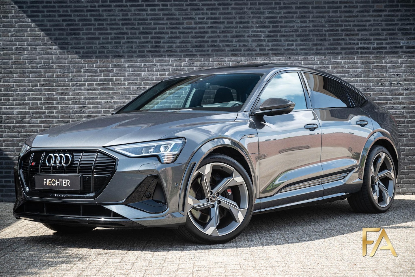 Audi e-tron Sportback - S quattro 95 kWh 504PK|Panodak|Ruitleder|Carbon|22Inch|Trekhaak - AutoWereld.nl
