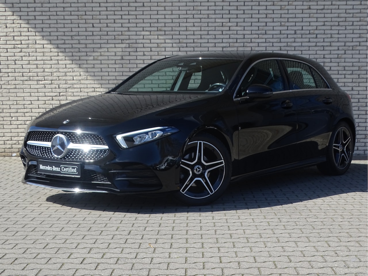 Mercedes-Benz A-klasse - A 180 AMG Line | Smartphone integratie | Achteruitrijcamera | DAB+ | Alarm Kl. 3 | Stoelve - AutoWereld.nl