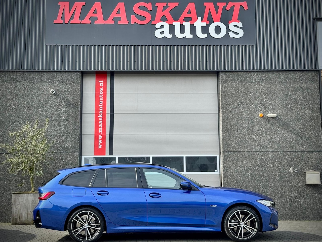 BMW 3-serie Touring - (g21) 330e Xdrive / M-sport / Facelift / Pano / Carbon / Stuurverwarming / Trekhaak / ONLY - AutoWereld.nl