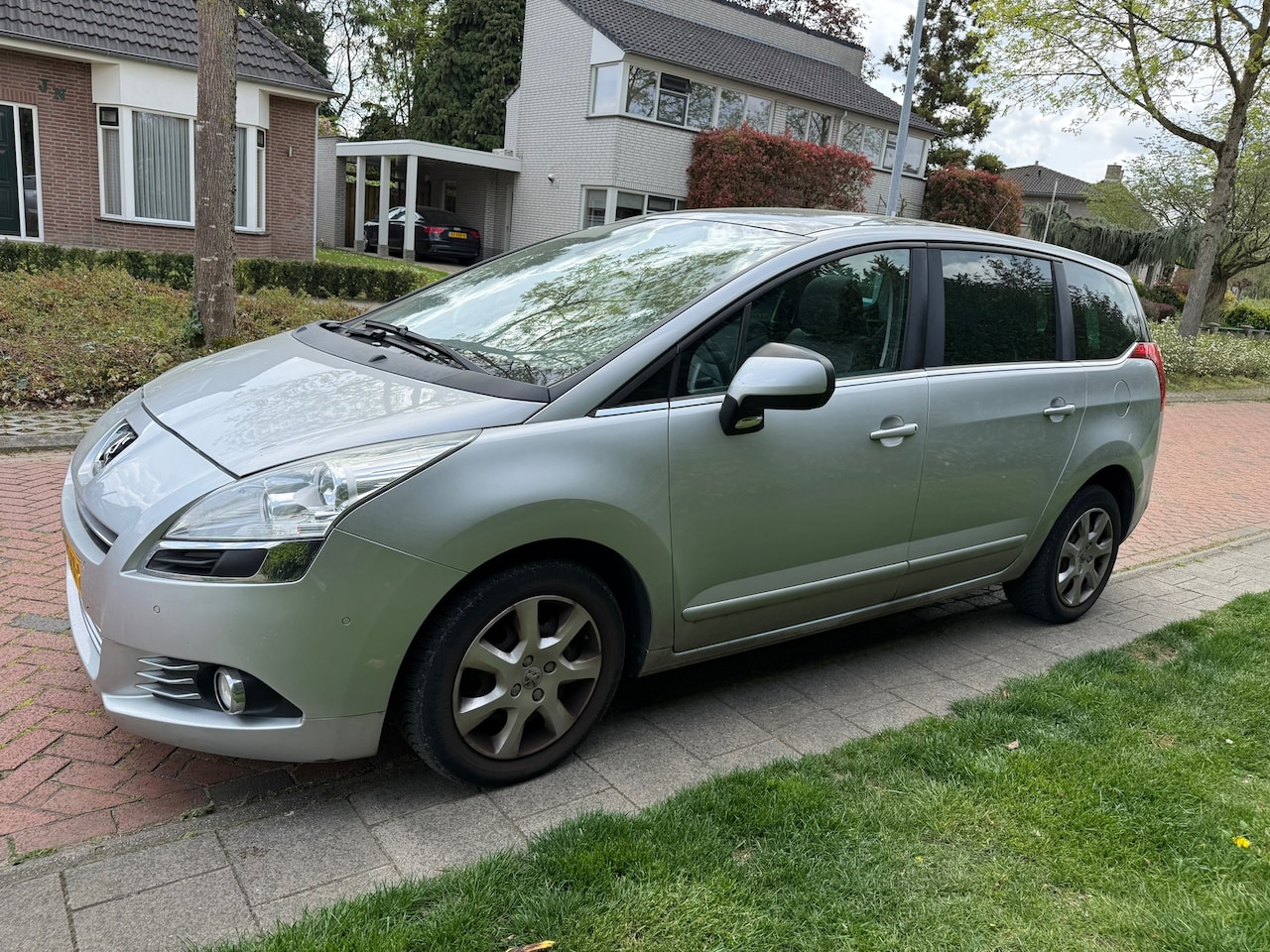 Peugeot 5008 - 1.6 VTi ST 7p. 1.6 VTi ST 7p., 7-persoons, Panoramadak, Airco, APK 25-09-2026. - AutoWereld.nl