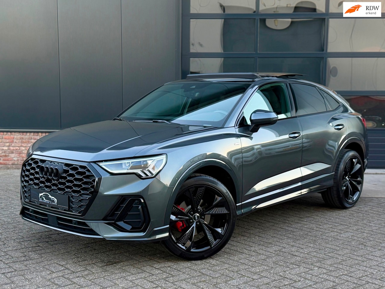 Audi Q3 Sportback - 35 TFSI S-Line 150 pk Blackstyle -RS Leer-Pano-Camera - AutoWereld.nl