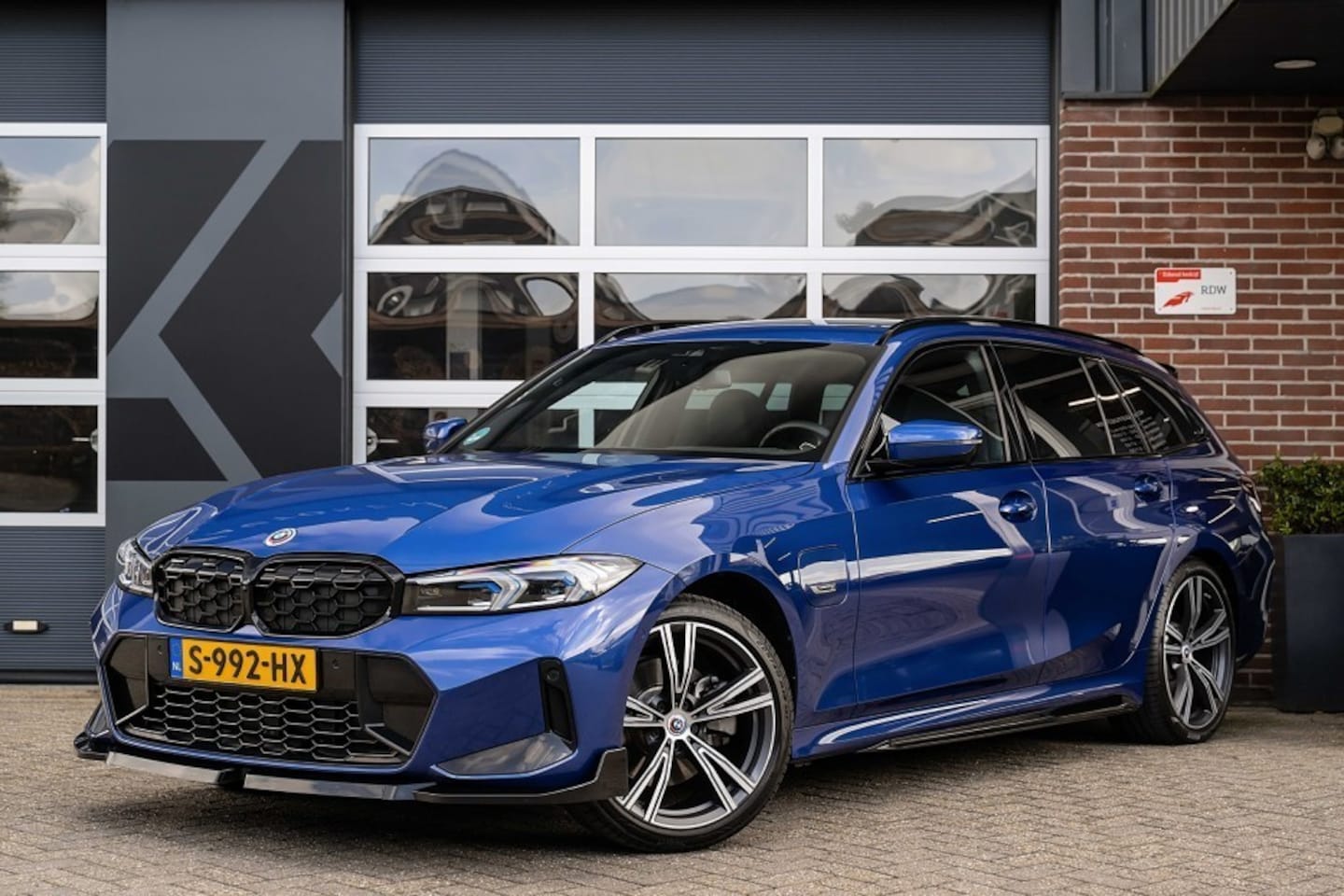BMW 3-serie Touring - 330 330e xDrive M Sport | Panorama | Maxton | Trekhaak | Head-Up | Comfort Access | Leder - AutoWereld.nl