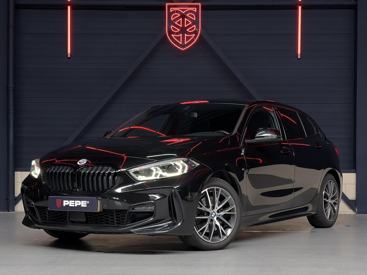 BMW 1-serie - 118i M-Sport Business |LED|CRUISE|PDC|APP|NAVI - AutoWereld.nl