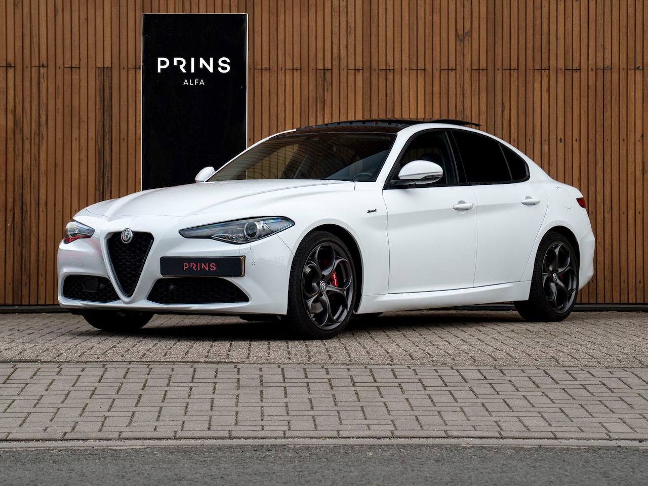 Alfa Romeo Giulia - 2.0T Sprint 300pk | Veloce stoelen | Pano-dak | CarPlay | 19 inch - AutoWereld.nl