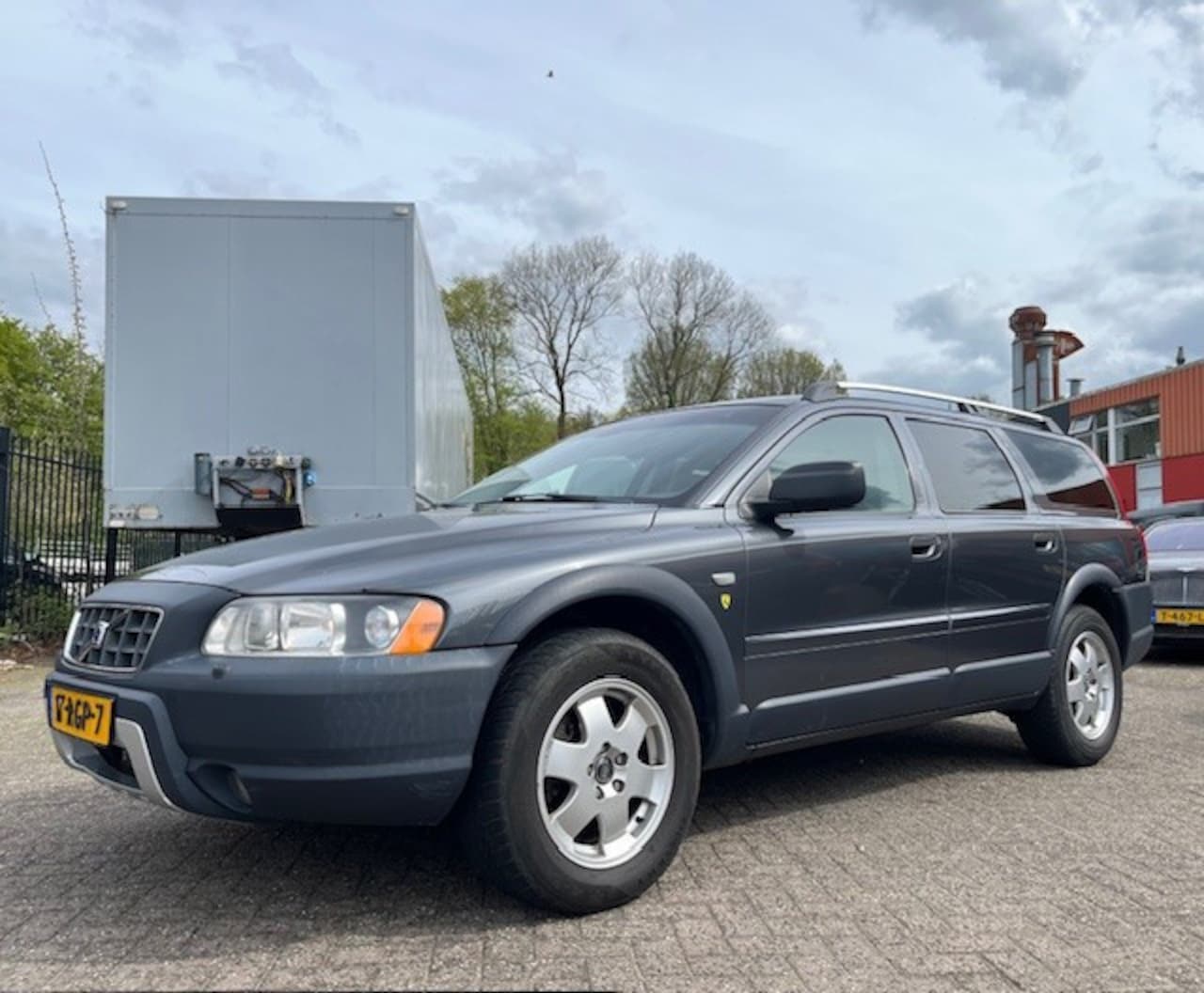 Volvo XC70 - 2.5 T Kinetic/Automaat/Trekhaak/Leder/Youngtimer/Cruise/Airco/Stoelverwarming - AutoWereld.nl