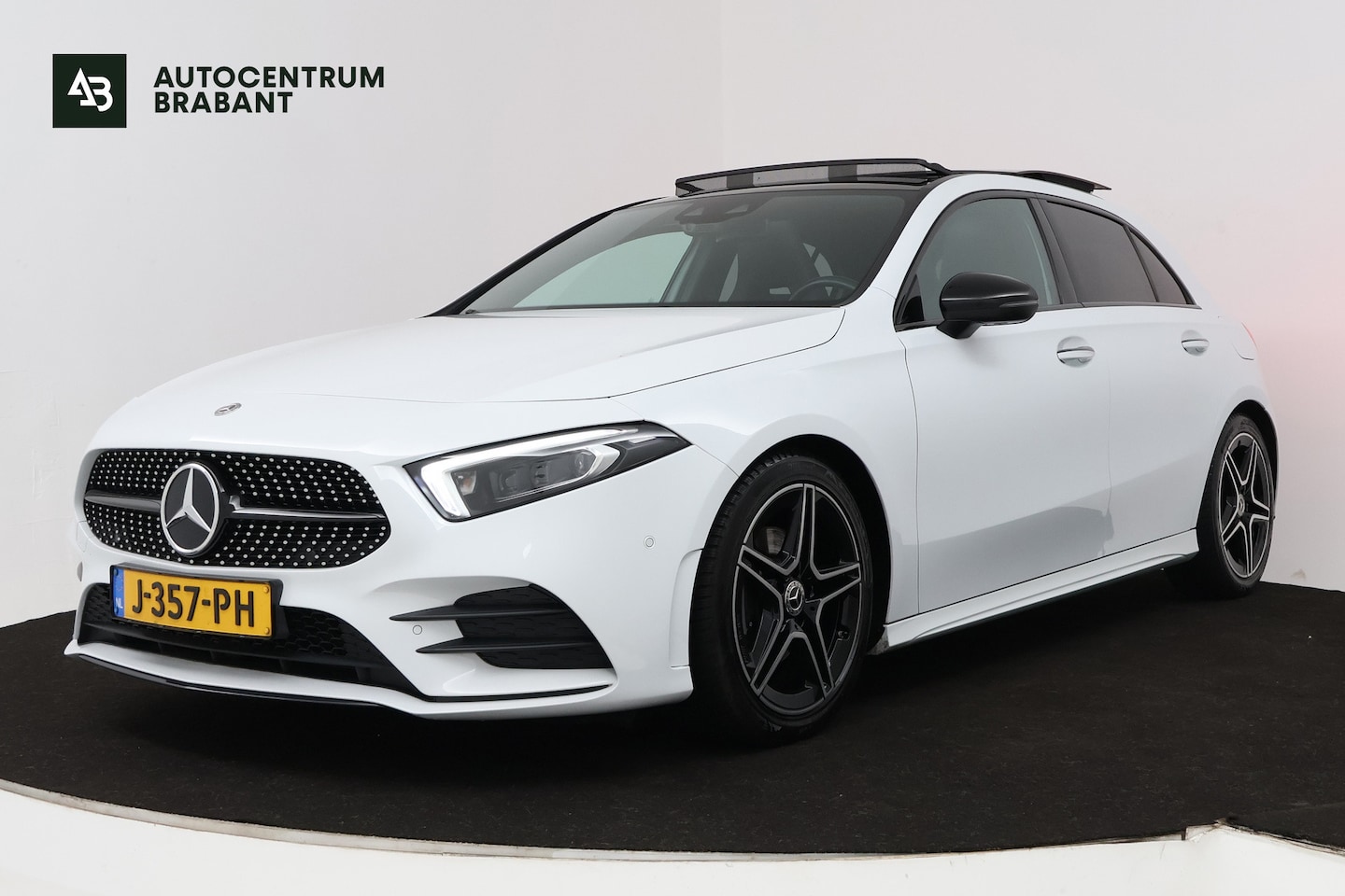 Mercedes-Benz A-klasse - 180 Business Solution Plus AMG (PANORAMADAK, SFEERVERLICHTING, CAMERA, STOELVERWARMING, EL - AutoWereld.nl