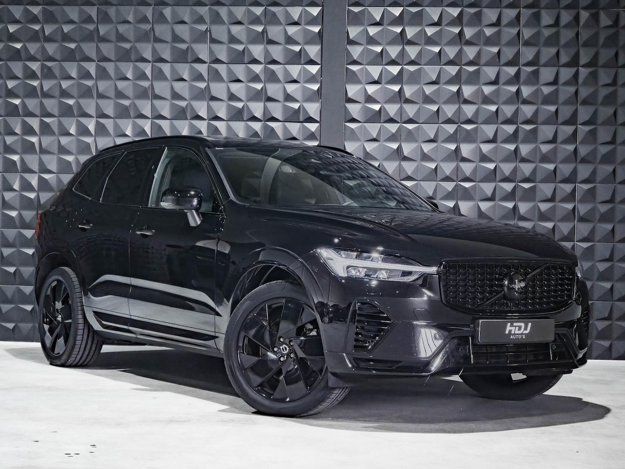 Volvo XC60 - 2.0 T6 Plug-in hybrid AWD All Black | All Black | PANO | 20"| H&K | BLIS | Memo 2 x | - AutoWereld.nl