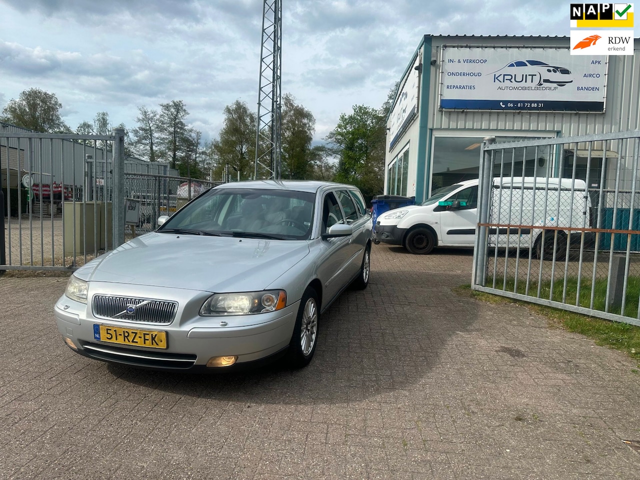 Volvo V70 - 2.4 Momentum TOP ONDERHOUDEN! APK 04-2027! - AutoWereld.nl