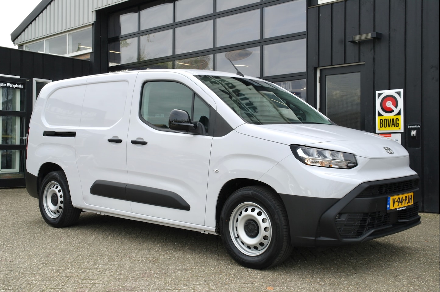 Toyota PROACE CITY Electric - Navigator Long 50 kWh | Nieuw | Carplay | 3-zits | Fabrieksgarantie - AutoWereld.nl