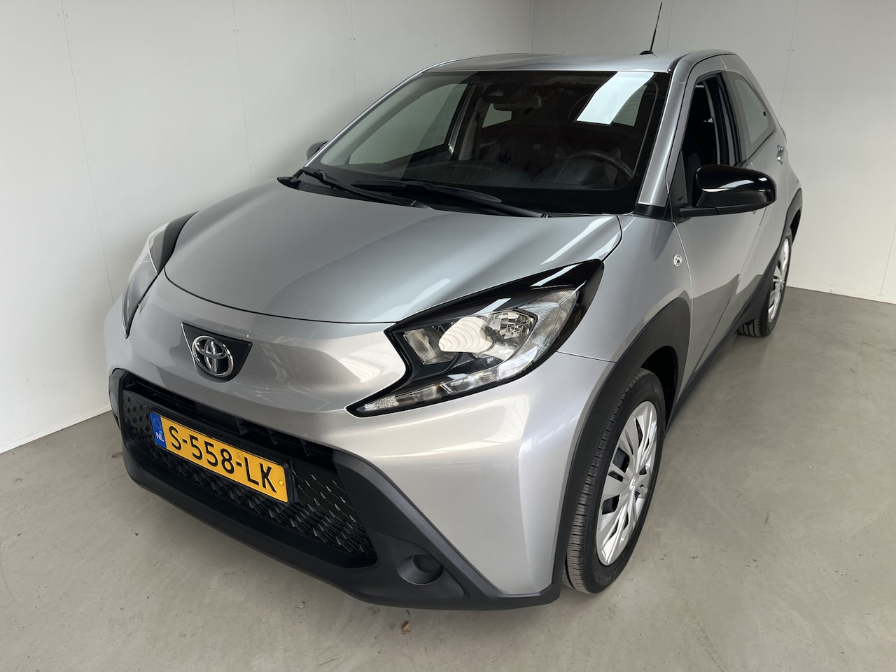 Toyota Aygo X - 1.0 VVT-i MT Play Apple Carplay Camera NAP 1e eig incl BTW - AutoWereld.nl