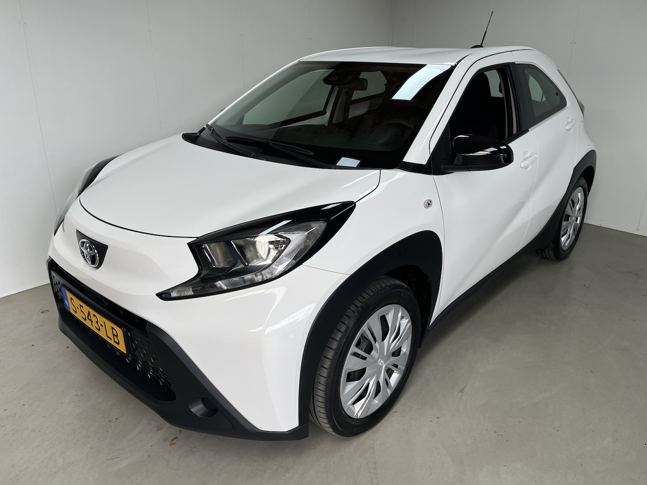 Toyota Aygo X - 1.0 VVT-i MT Play Apple Carplay Camera NAP 1e eig incl BTW - AutoWereld.nl