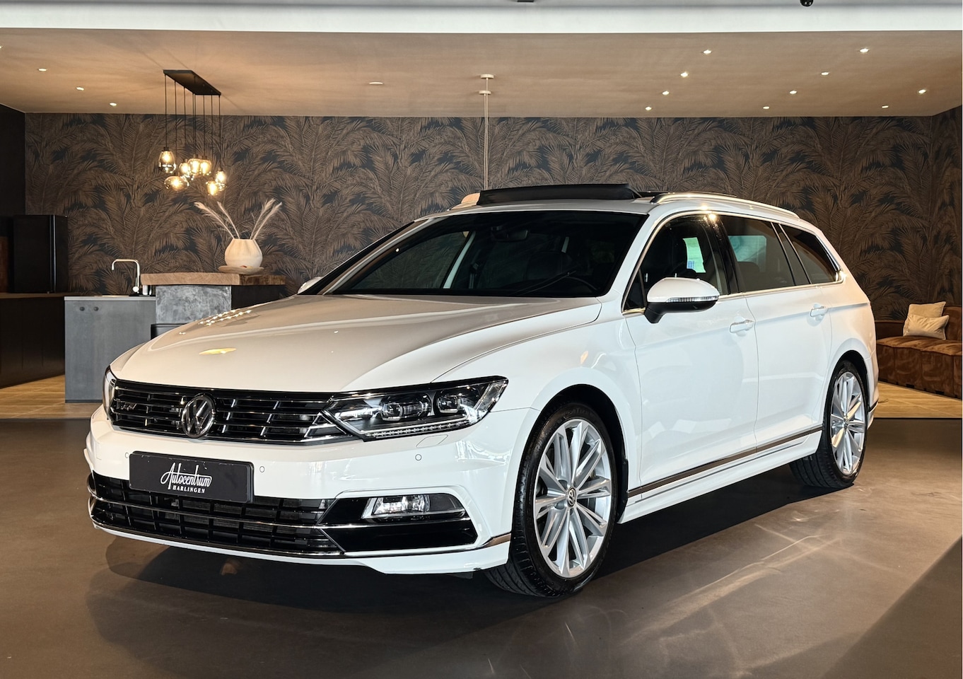 Volkswagen Passat Variant - 1.5 TSI R-LINE I PANO I DSG I LEDER - AutoWereld.nl