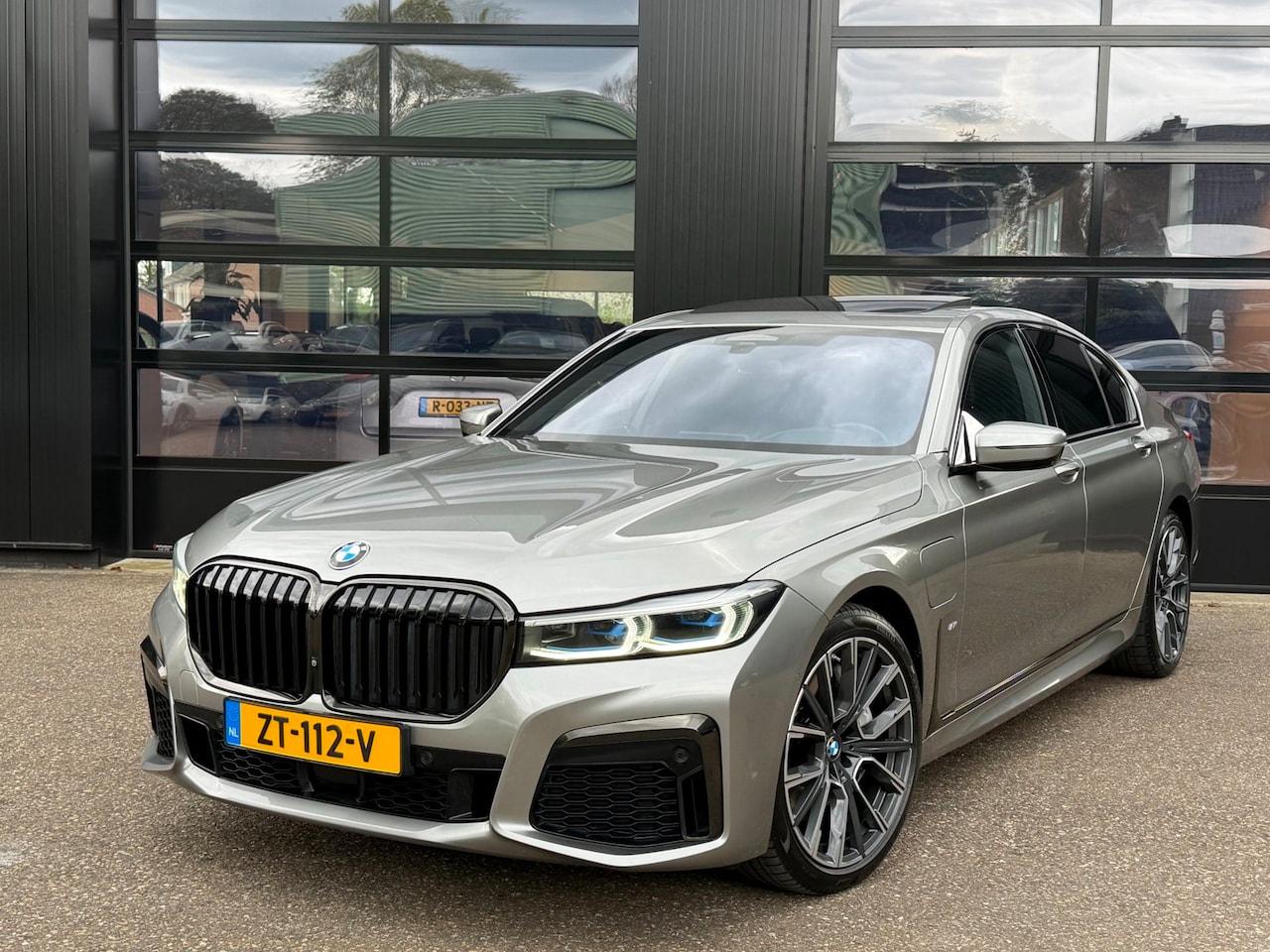 BMW 7-serie - 745e M-Sport Shadowline Schuifdak Donington Grau - AutoWereld.nl