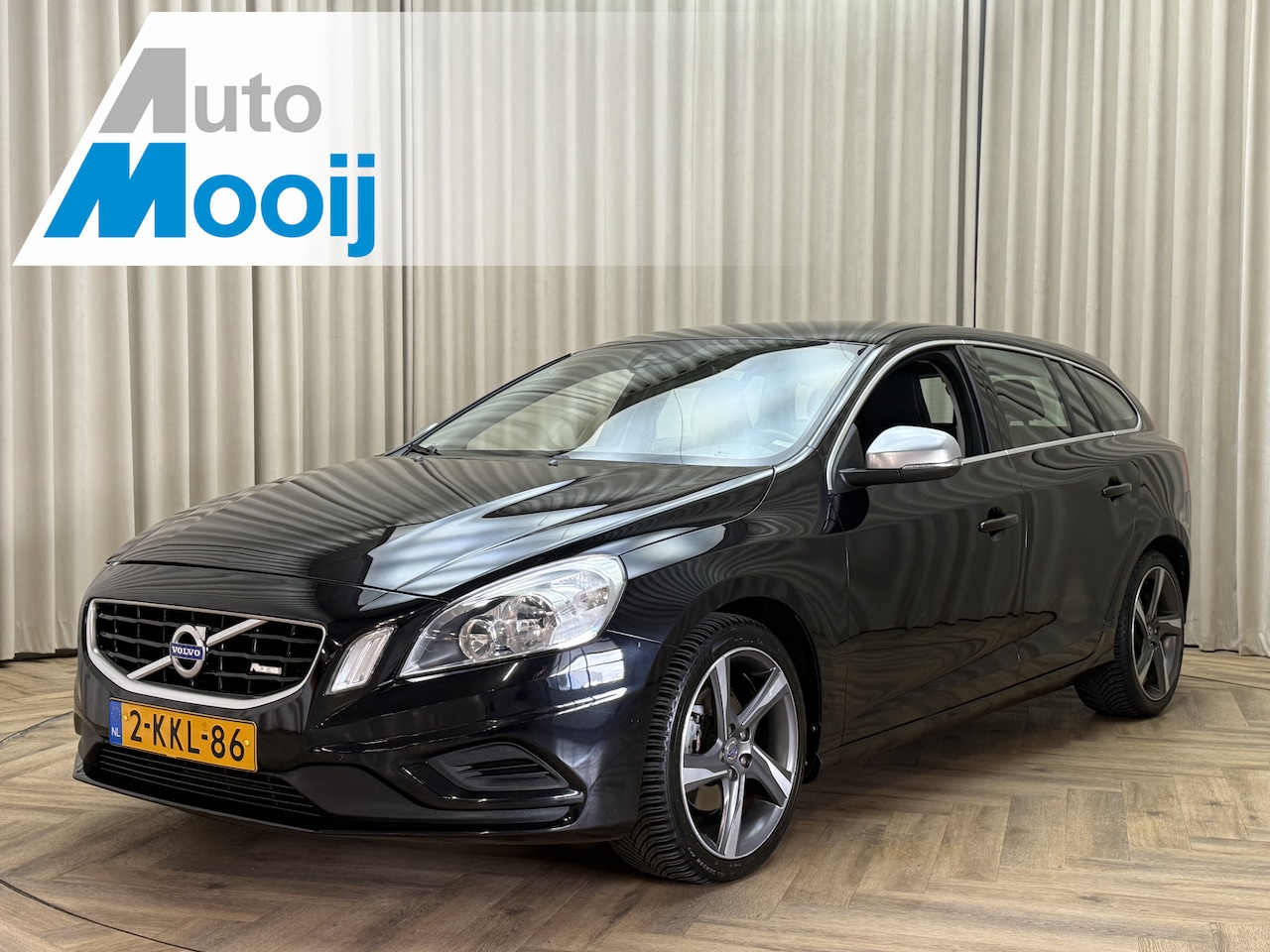 Volvo V60 - 1.6 T3 R-Design Org.NL! / Cruise / Navigatie / Afn. Trekhaak / PDC / 18'' LMV - AutoWereld.nl