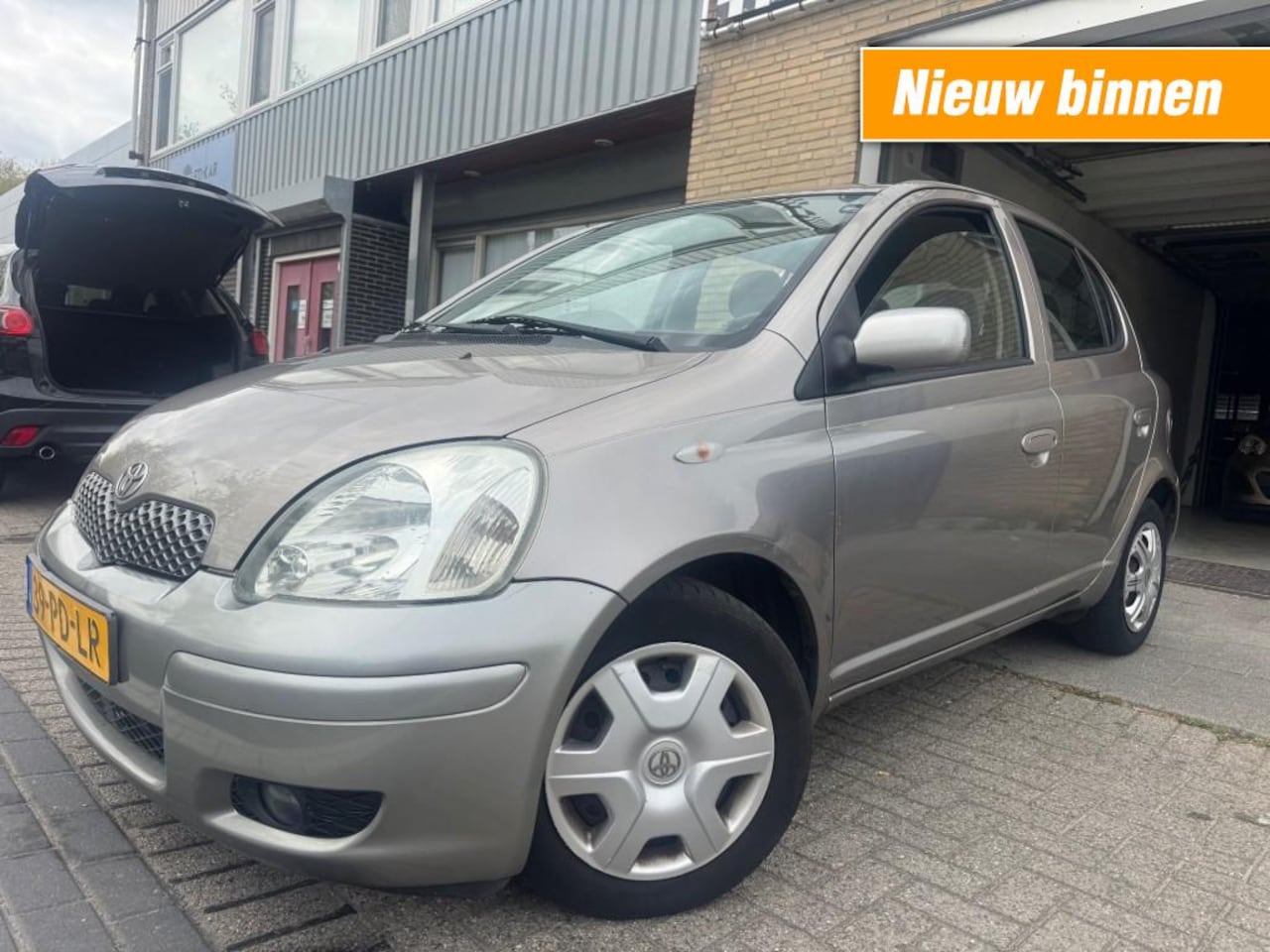 Toyota Yaris - 1.3 VVT-i Sol 5DRS AIRCO NAP APK 5-2027 GOEDE NETTE AUTO TREKHAAK - AutoWereld.nl
