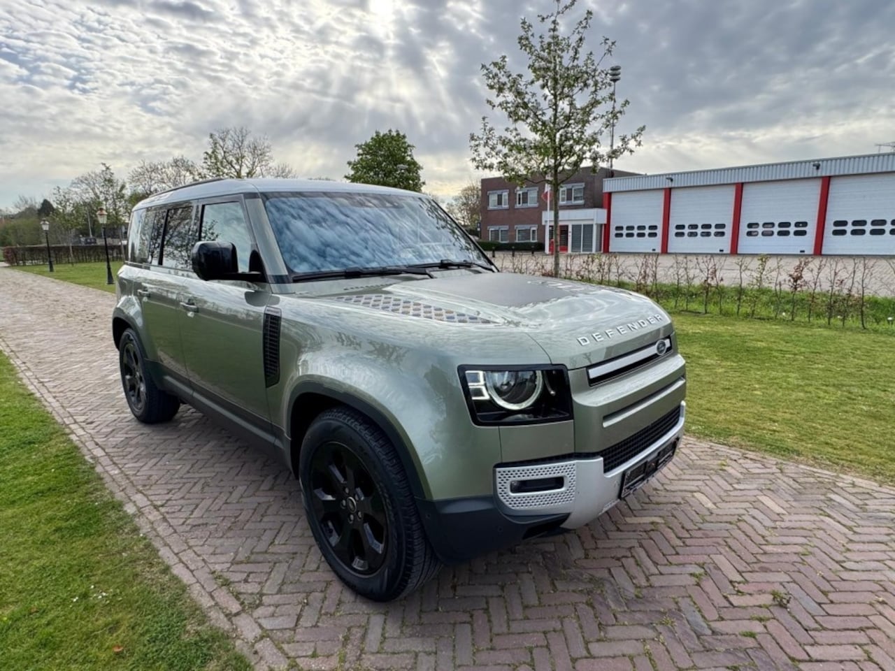 Land Rover Defender 110 - 110 P400e Aut. Luchtvering 6 zits - AutoWereld.nl