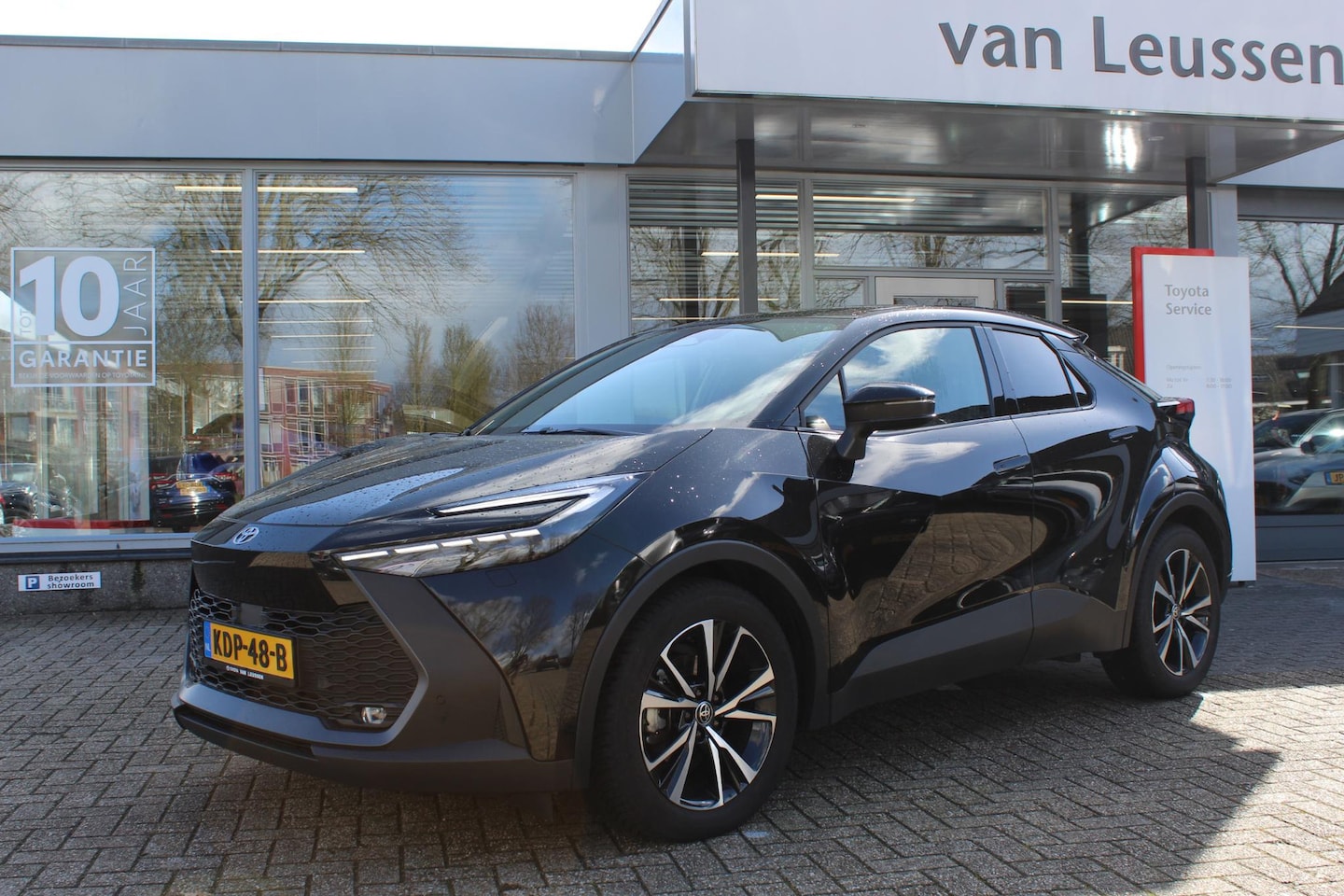 Toyota C-HR - 1.8 HYBRID 140 FIRST-EDITION DODEHOEK DETECTIE KEYLESS STUUR&STOELVERW EL-A.KLEP LED DAB - AutoWereld.nl