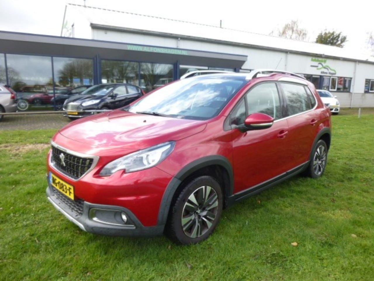 Peugeot 2008 - 1.2 PURETECH ALLURE / Pano dak/ Apple Carplay/ - AutoWereld.nl