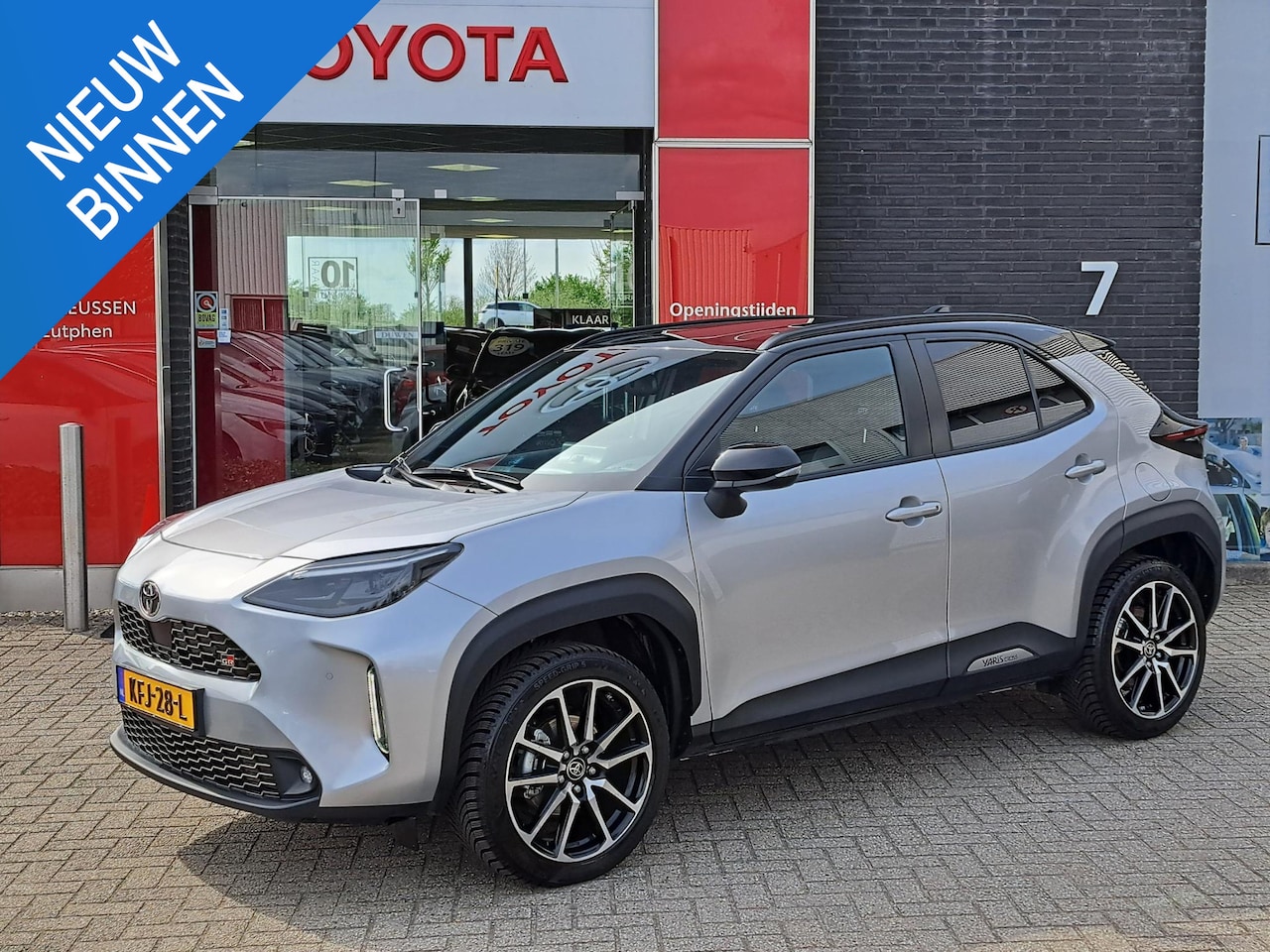 Toyota Yaris Cross - 1.5 Hybrid 130 GR SPORT STOEL/STUURWIEL VERWARMING PDC VOOR EN ACHTER AD CRUISE CONTROL - AutoWereld.nl